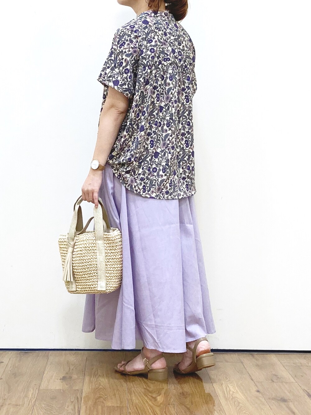 パープル系のスカート、ベージュ系のショルダーバッグ、パープル系のシャツ/ブラウスを着用したレディースの夏コーディネートの2枚目の写真