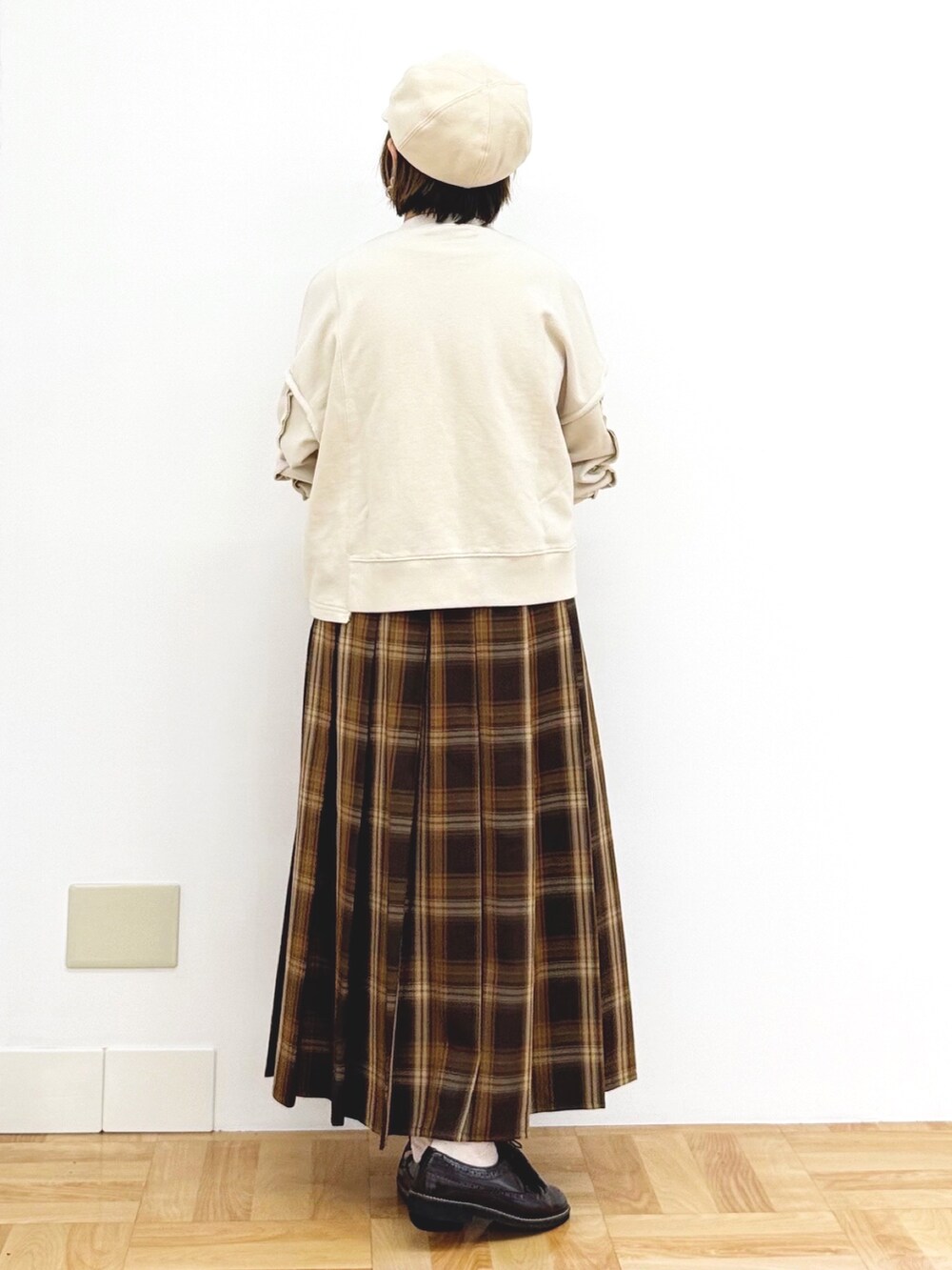 ベージュ系のスウェット、イエロー系のスカート、イエロー系のショルダーバッグを着用したレディースの秋コーディネートの5枚目の写真