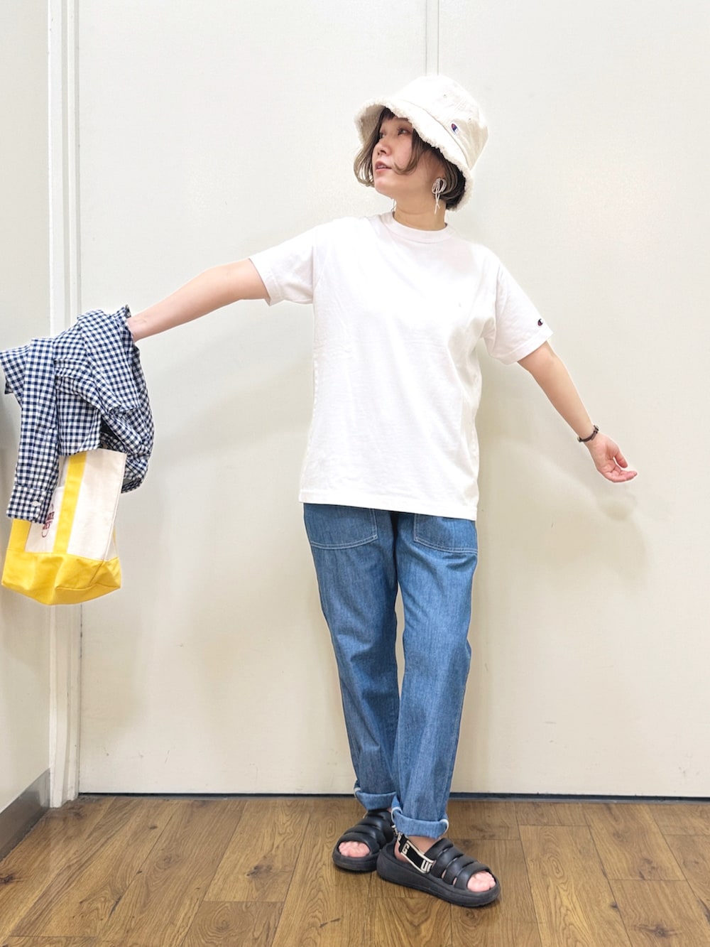 ホワイト系のシャツ/ブラウス、ブルー系のその他パンツ、ブラック系のサンダルを着用したレディースの春コーディネートの2枚目の写真