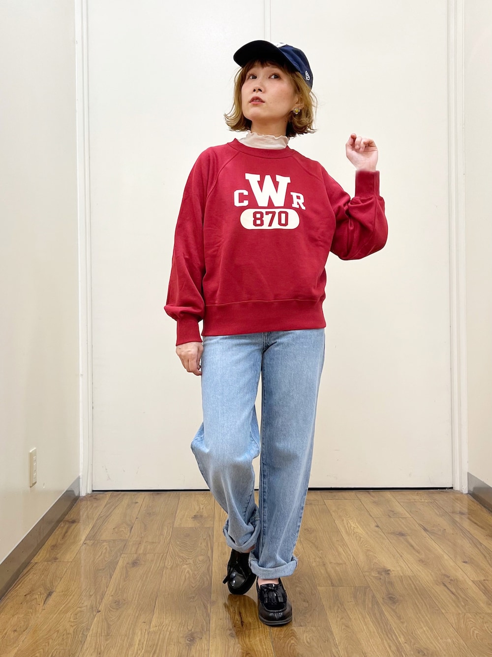 ホワイト系のTシャツ/カットソー、レッド系のスウェット、ブルー系のステンカラーコートを着用したレディースの秋コーディネートの5枚目の写真