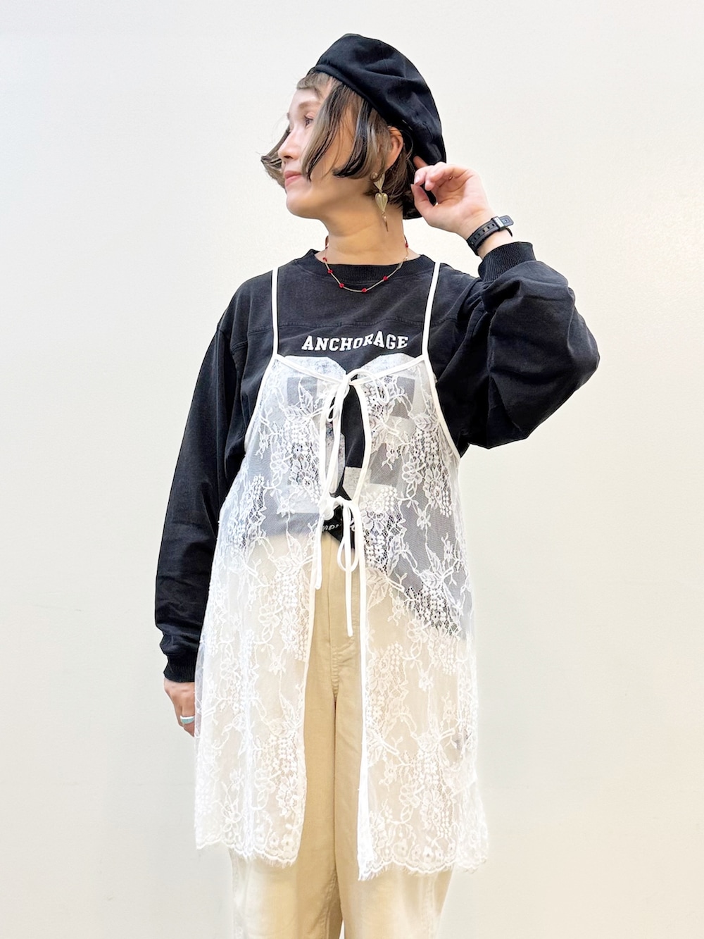 ホワイト系のTシャツ/カットソー、グレー系のTシャツ/カットソー、ベージュ系のトートバッグを着用したレディースの秋コーディネートの4枚目の写真