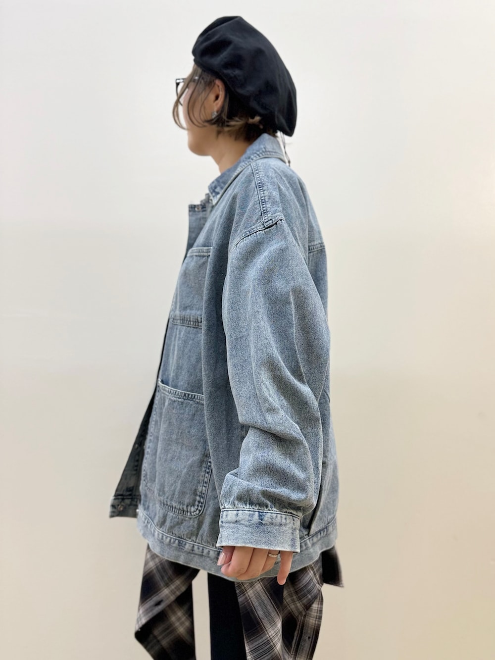 ブルー系のシャツ/ブラウス、ホワイト系のTシャツ/カットソー、ブラック系のその他パンツを着用したレディースの秋コーディネートの6枚目の写真