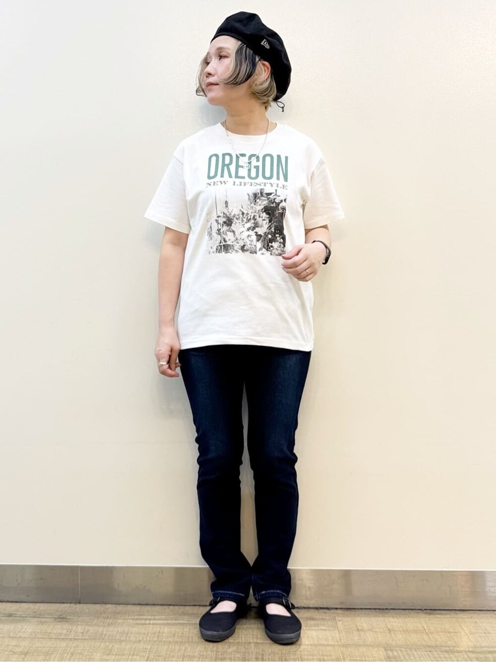 ホワイト系のTシャツ/カットソー、ブラック系のサロペット/オーバーオール、ブラック系のベストを着用したレディースの春コーディネートの10枚目の写真
