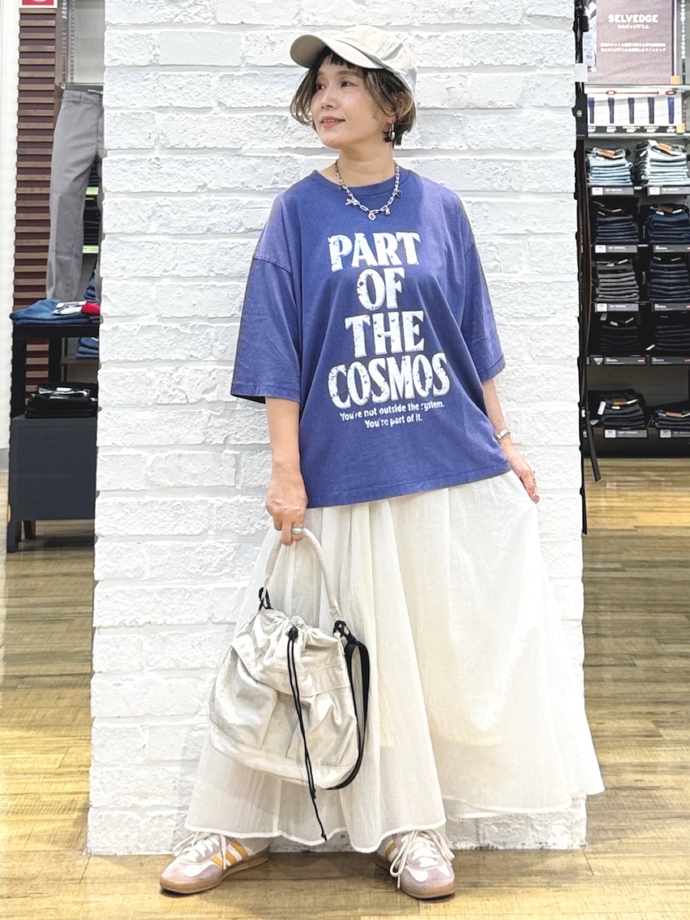 ブルー系のTシャツ/カットソー、ホワイト系のスカート、ホワイト系のショルダーバッグを着用したレディースの夏コーディネートの2枚目の写真