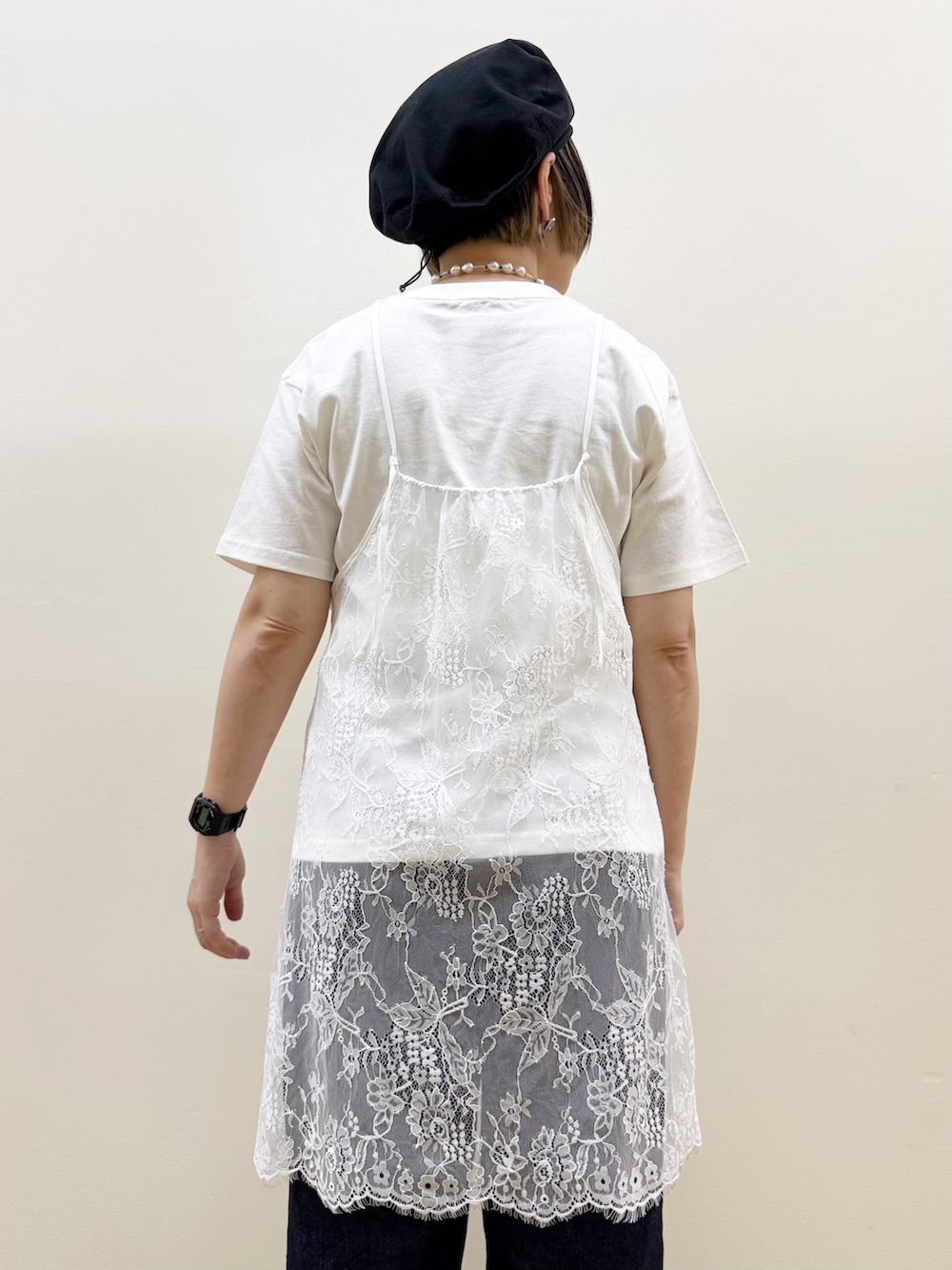 ホワイト系のTシャツ/カットソー、ホワイト系のTシャツ/カットソー、ブルー系のデニムパンツを着用したレディースの夏コーディネートの6枚目の写真