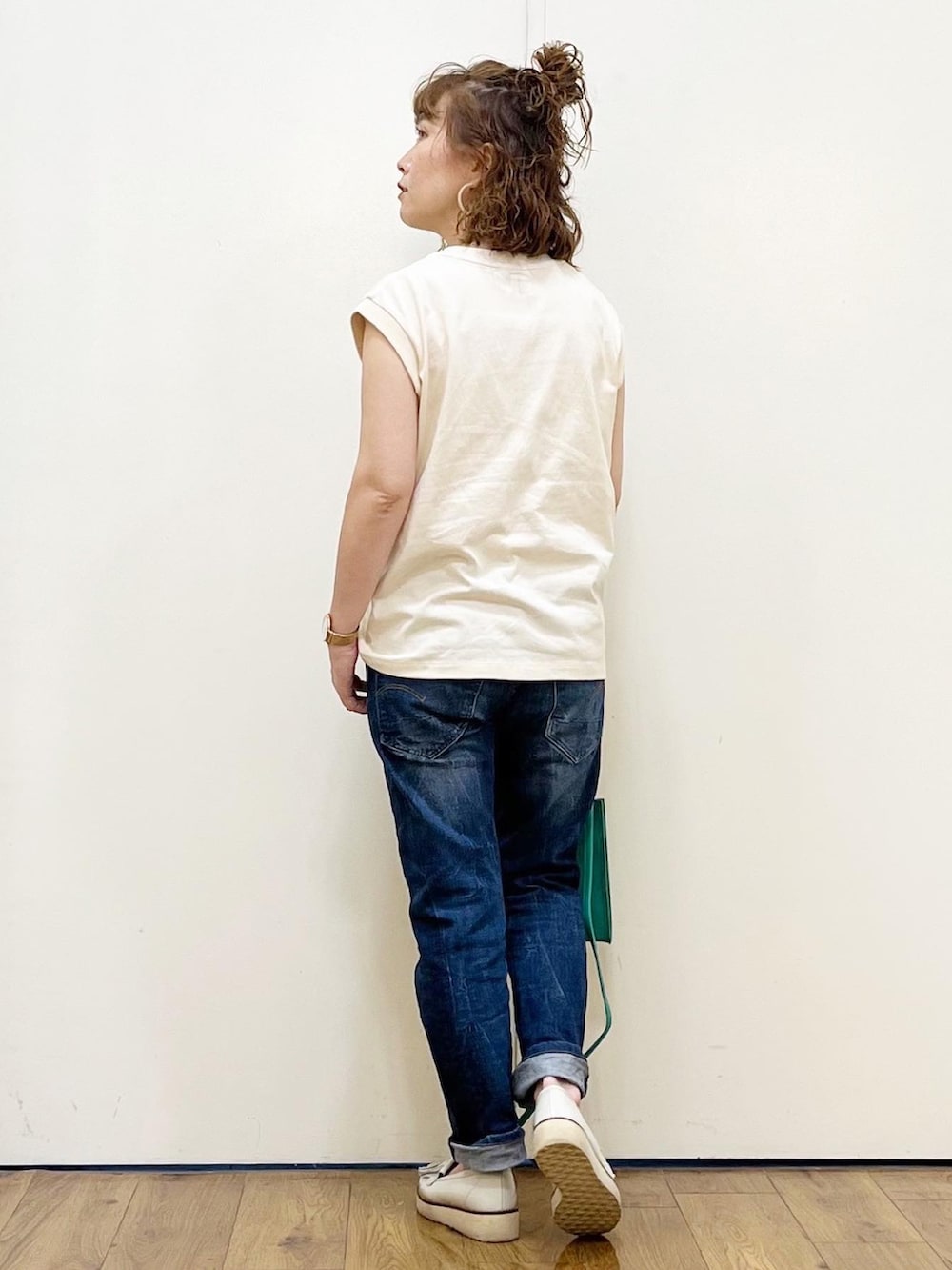 ホワイト系のTシャツ/カットソー、ブルー系のデニムパンツ、ホワイト系のローファーを着用したレディースの夏コーディネートの4枚目の写真