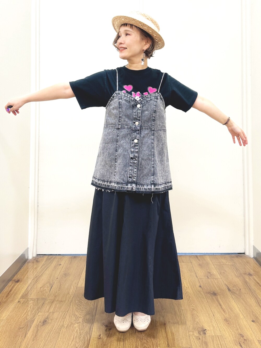 グレー系のTシャツ/カットソー、ブラック系のタンクトップ、ホワイト系のトートバッグを着用したレディースの夏コーディネートの2枚目の写真