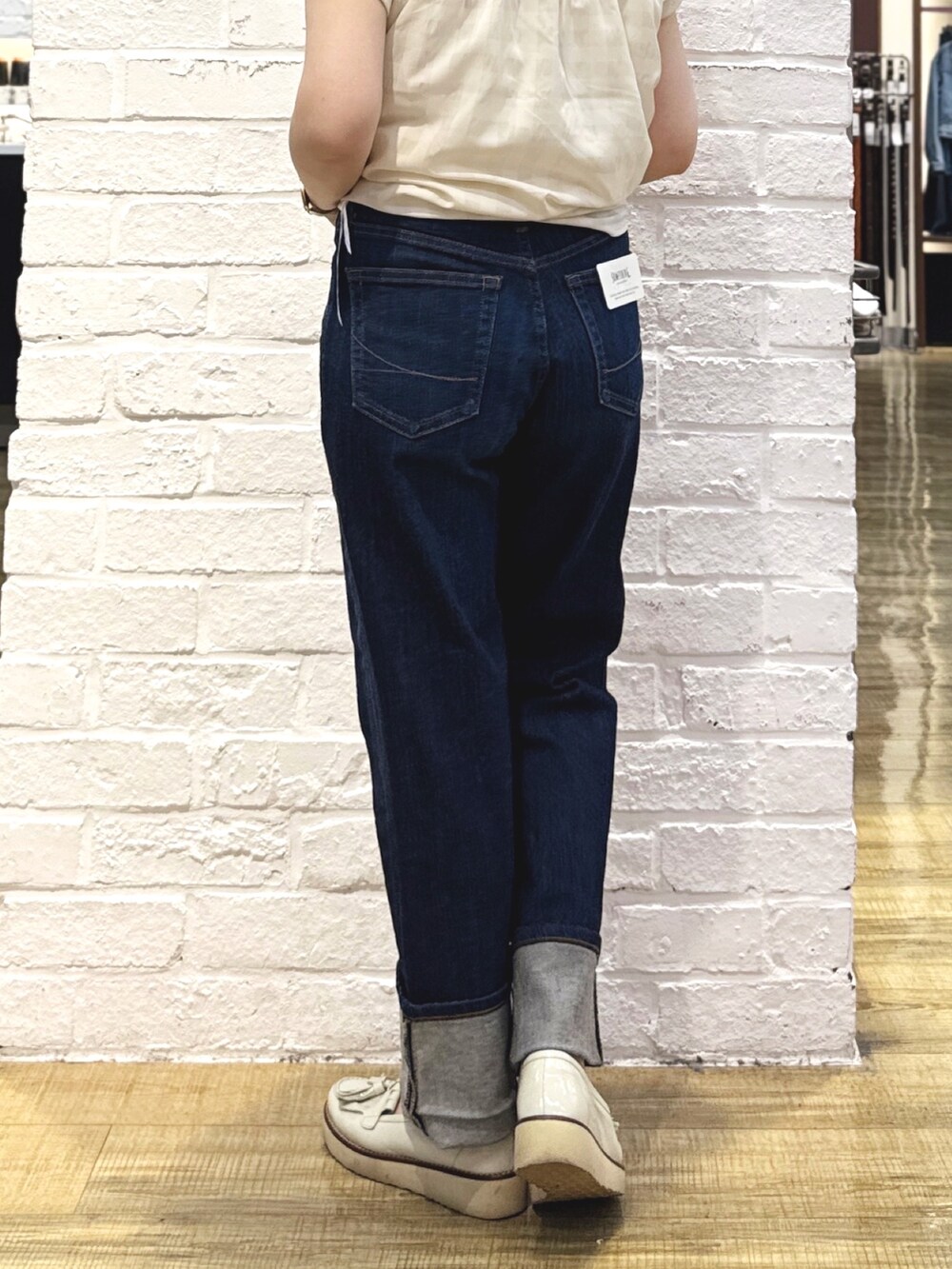 ホワイト系のシャツ/ブラウス、ホワイト系のその他トップス、ブルー系のデニムパンツを着用したレディースの夏コーディネートの10枚目の写真