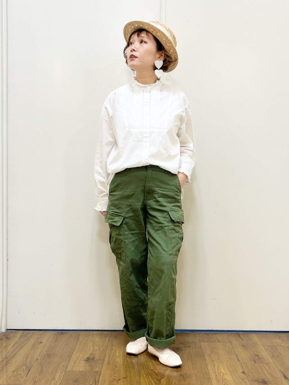ブラウン系のその他パンツ、ブルー系のベスト、ホワイト系のシャツ/ブラウスを着用したレディースの春コーディネートの4枚目の写真