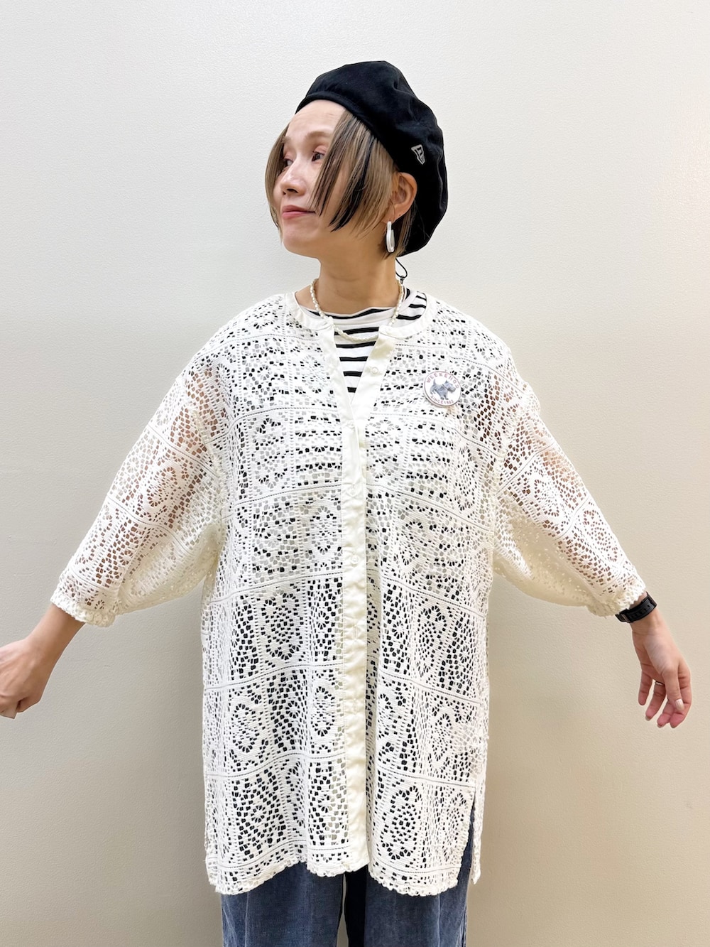 ホワイト系のシャツ/ブラウス、ブルー系のデニムパンツを着用したレディースの春コーディネートの3枚目の写真