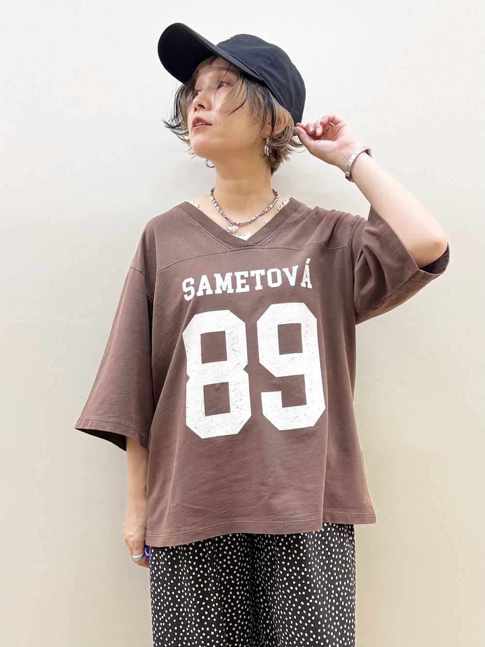 ブラウン系のTシャツ/カットソー、ホワイト系のその他パンツ、ブラック系のショルダーバッグを着用したレディースの夏コーディネートの7枚目の写真