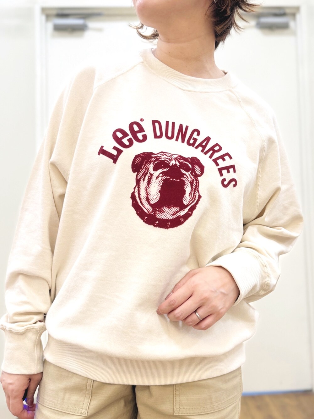 ベージュ系のその他パンツ、ホワイト系のスウェット、レッド系のニット/セーターを着用したレディースの秋コーディネートの7枚目の写真