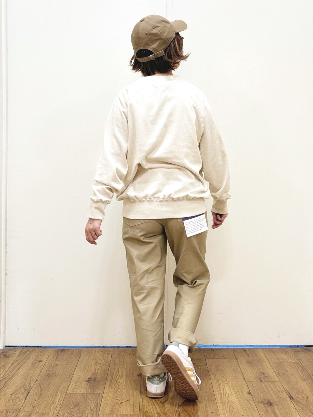 ベージュ系のその他パンツ、ホワイト系のスウェット、レッド系のニット/セーターを着用したレディースの秋コーディネートの9枚目の写真