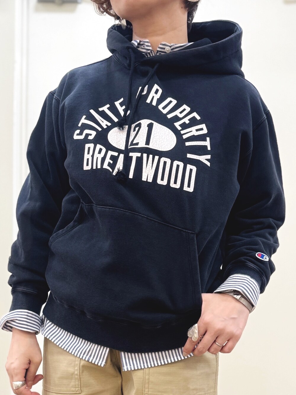 ブラック系のパーカー、ホワイト系のシャツ/ブラウス、ベージュ系のその他パンツを着用したレディースの冬コーディネートの4枚目の写真