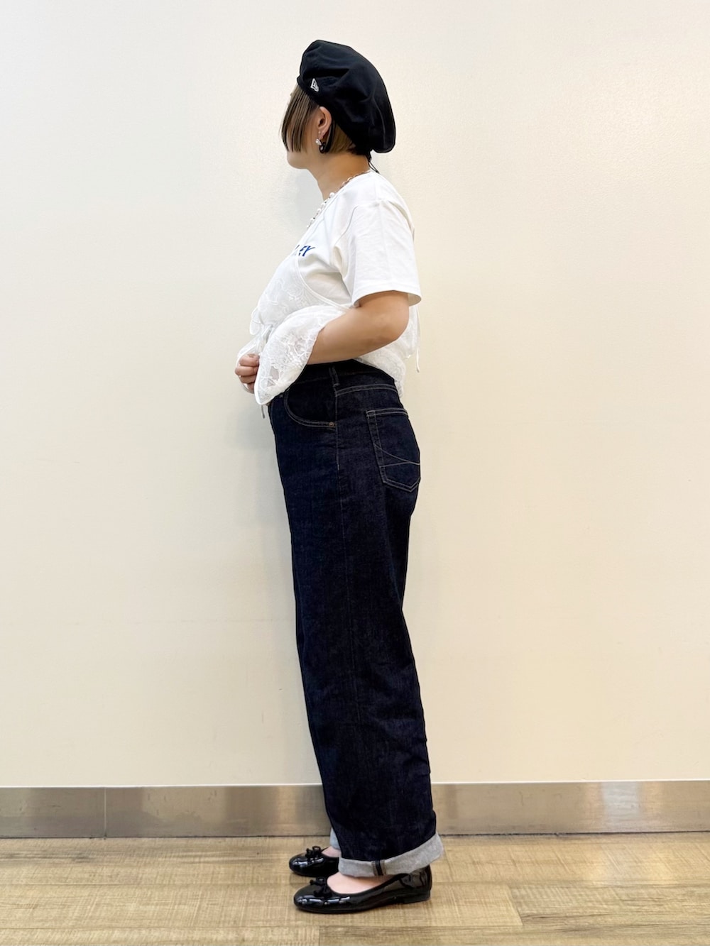 ホワイト系のTシャツ/カットソー、ホワイト系のTシャツ/カットソー、ブルー系のデニムパンツを着用したレディースの夏コーディネートの9枚目の写真
