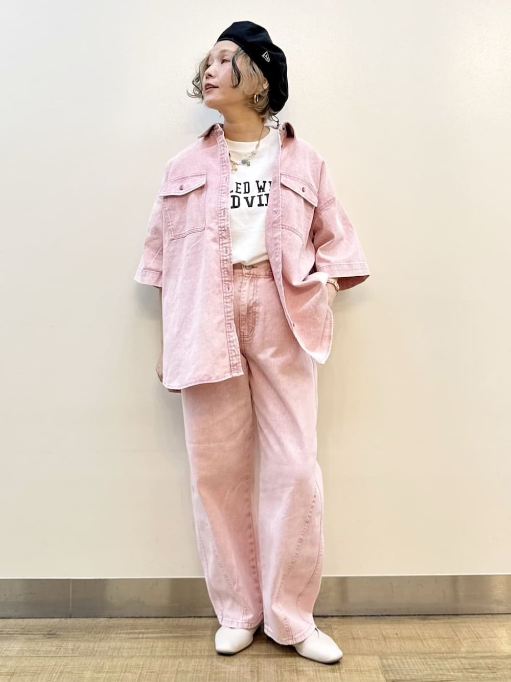 ブラック系のスカート、ホワイト系のTシャツ/カットソー、ブラック系のショルダーバッグを着用したレディースの夏コーディネートの2枚目の写真