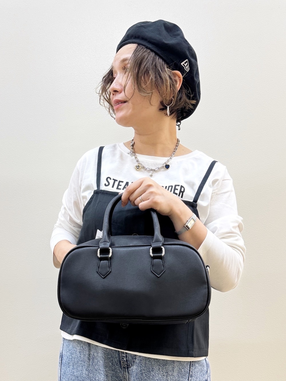 ブラック系のショルダーバッグ、ブラック系のその他シューズ、ブルー系のデニムパンツを着用したレディースの秋コーディネートの10枚目の写真