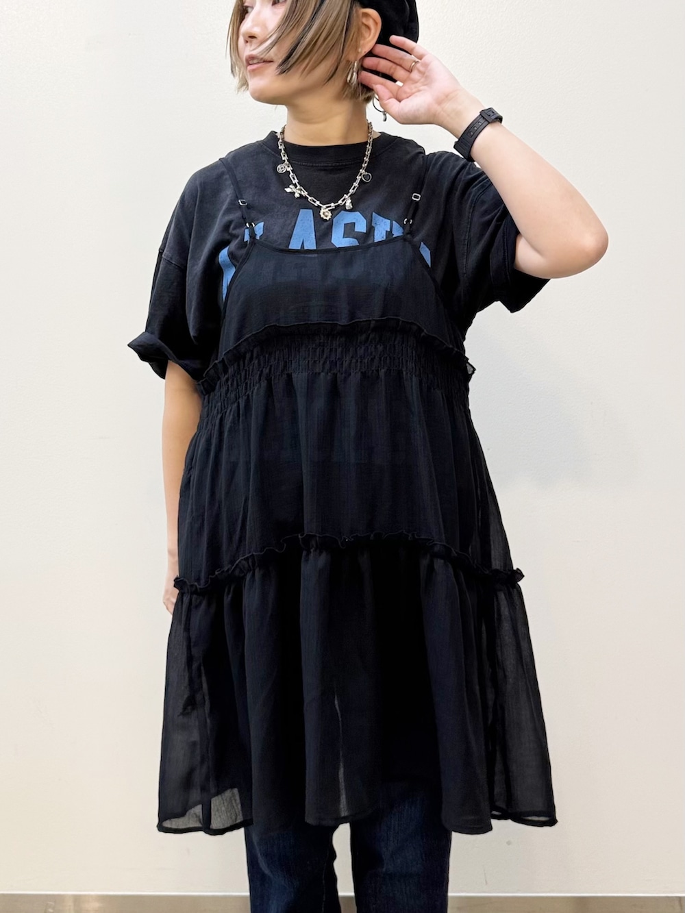 ブラック系のベスト、グレー系のTシャツ/カットソー、ブルー系のデニムパンツを着用したレディースの夏コーディネートの7枚目の写真