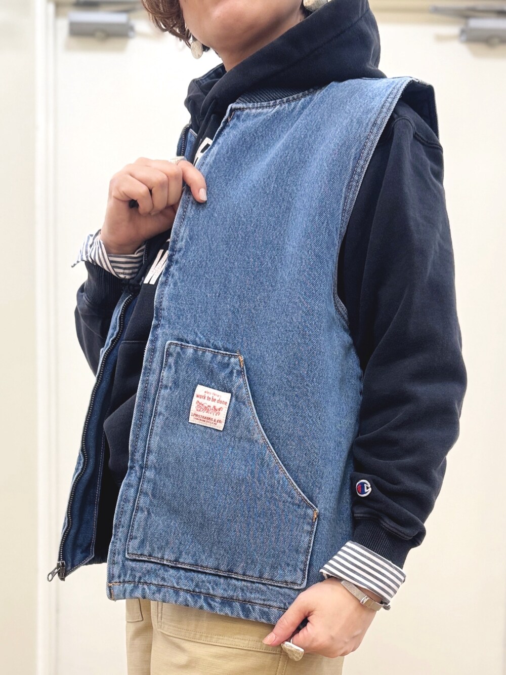 ブラック系のパーカー、ホワイト系のシャツ/ブラウス、ベージュ系のその他パンツを着用したレディースの冬コーディネートの2枚目の写真