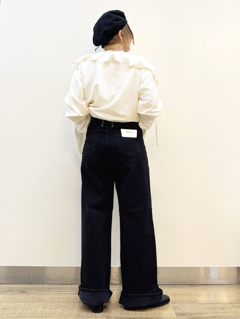 ホワイト系のTシャツ/カットソー、ホワイト系のシャツ/ブラウス、ブラック系のデニムパンツを着用したレディースの冬コーディネートの7枚目の写真