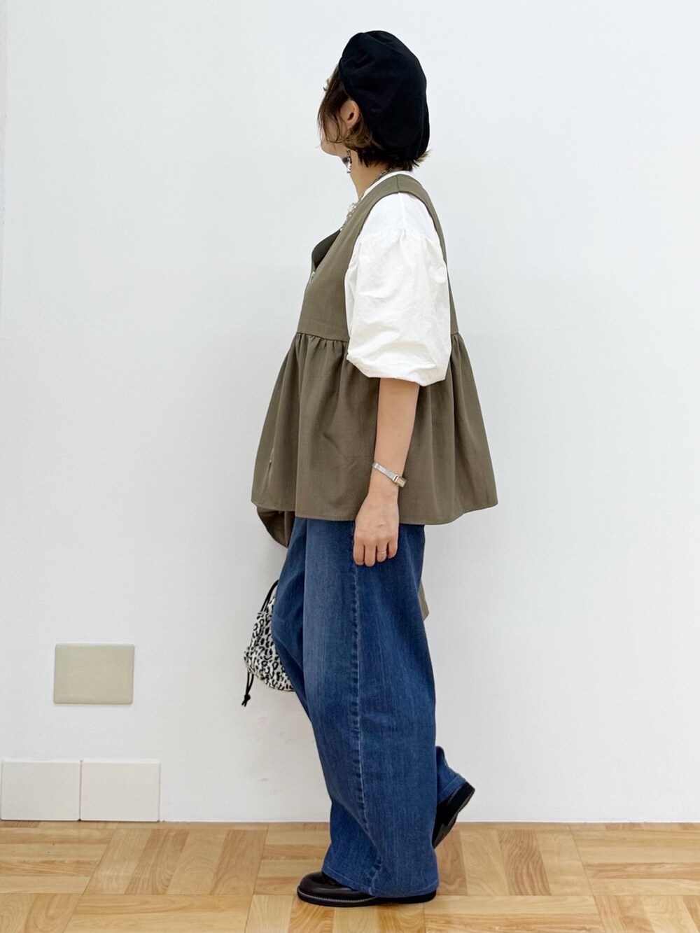 ブラウン系のその他トップス、ブラウン系のテーラードジャケット、ホワイト系のTシャツ/カットソーを着用したレディースの秋コーディネートの7枚目の写真