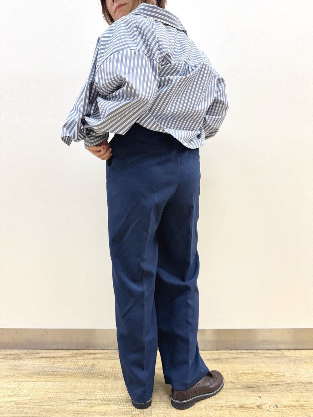 ホワイト系のショルダーバッグ、ブラウン系のドレスシューズ、ブルー系のその他パンツを着用したレディースの秋コーディネートの8枚目の写真