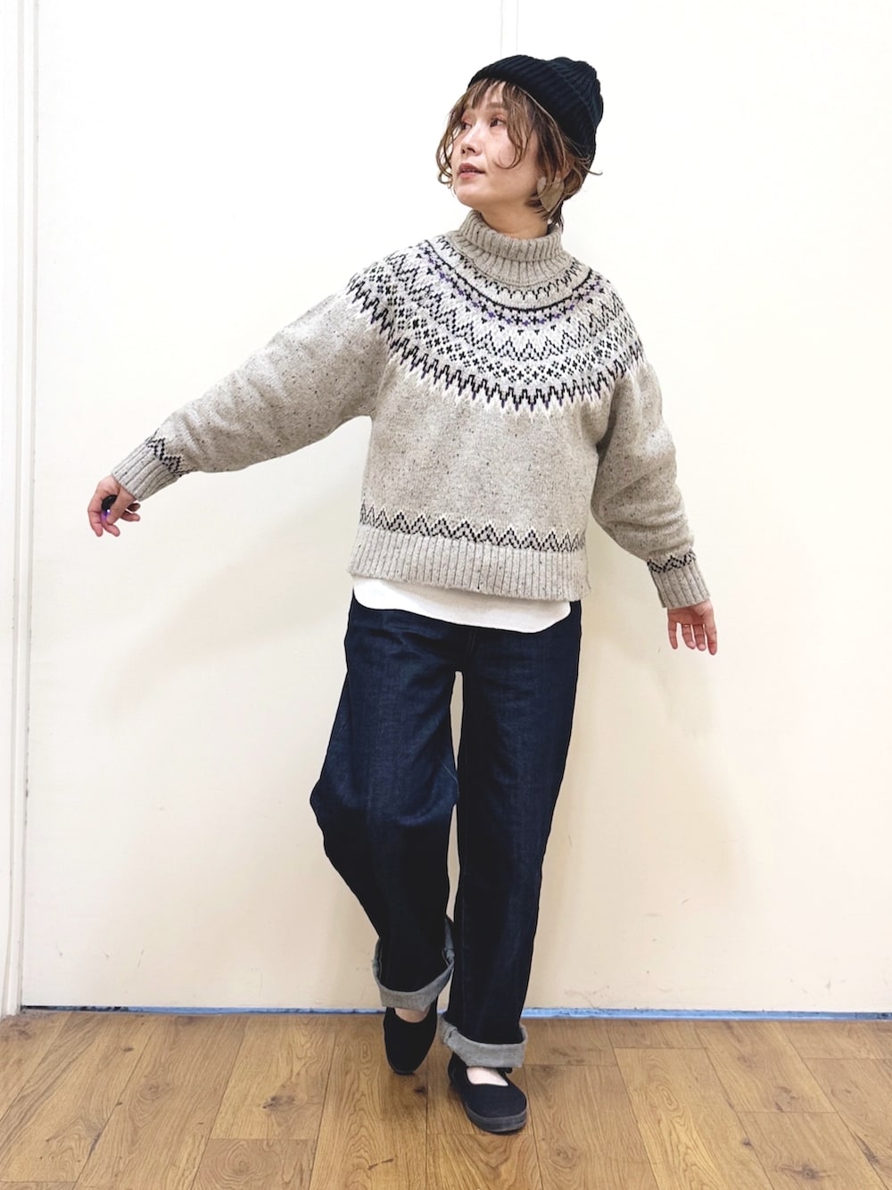 ホワイト系のニット/セーター、ブルー系のデニムパンツ、ブラック系のその他アウターを着用したレディースの冬コーディネートの2枚目の写真