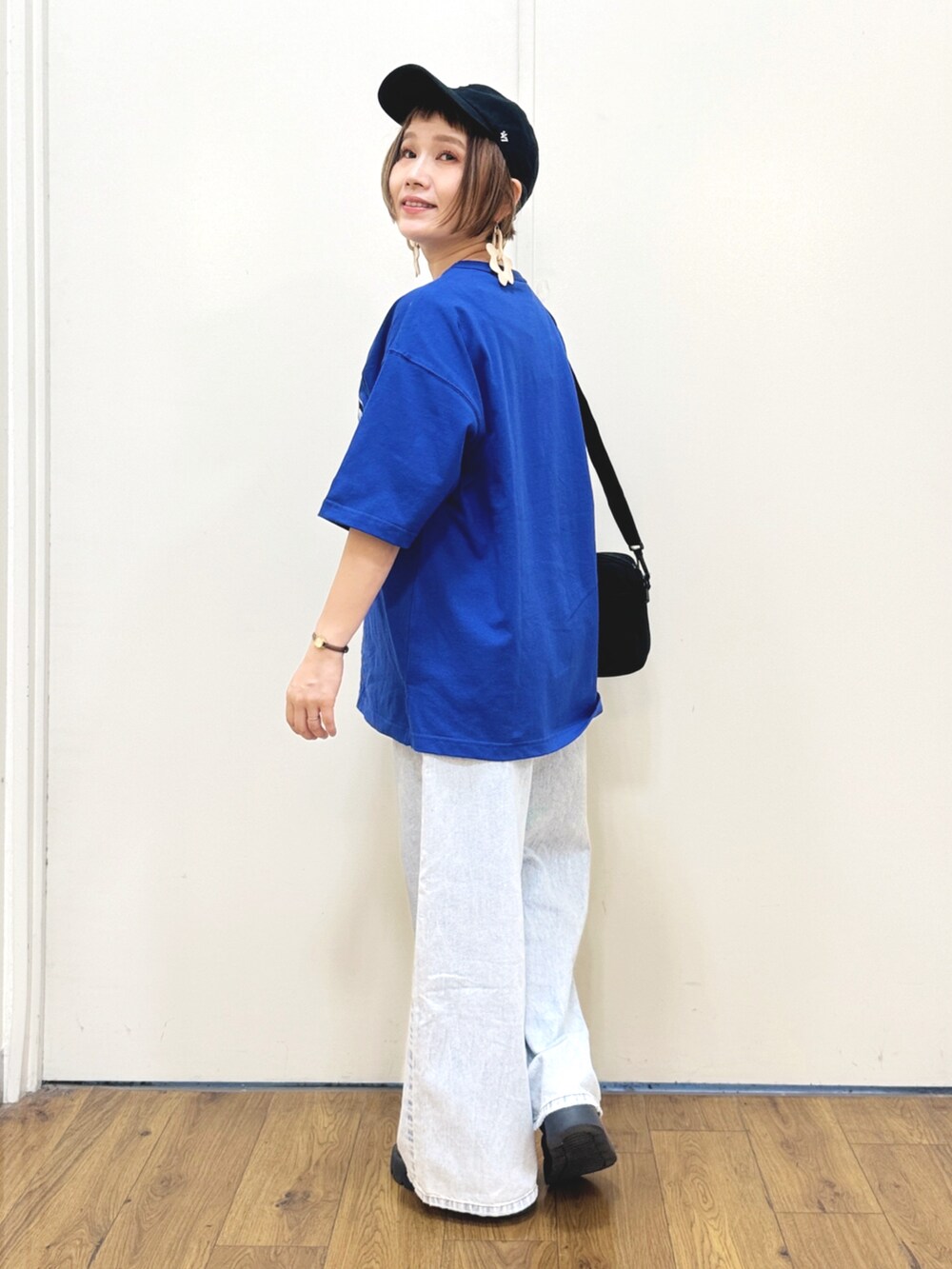 「MLB、夏コーデ、スポーツミックス、Right-on、ライトオン、キャップ、ワイドパンツ、Levi's、サンダル」｜「MLBの【MLB】【MLB】別注ワッペン刺繍Tシャツ（Tシャツ/カットソー、ブルー系）」を使った、m@さん（レディース・155cm）の夏コーディネートの3枚目の写真