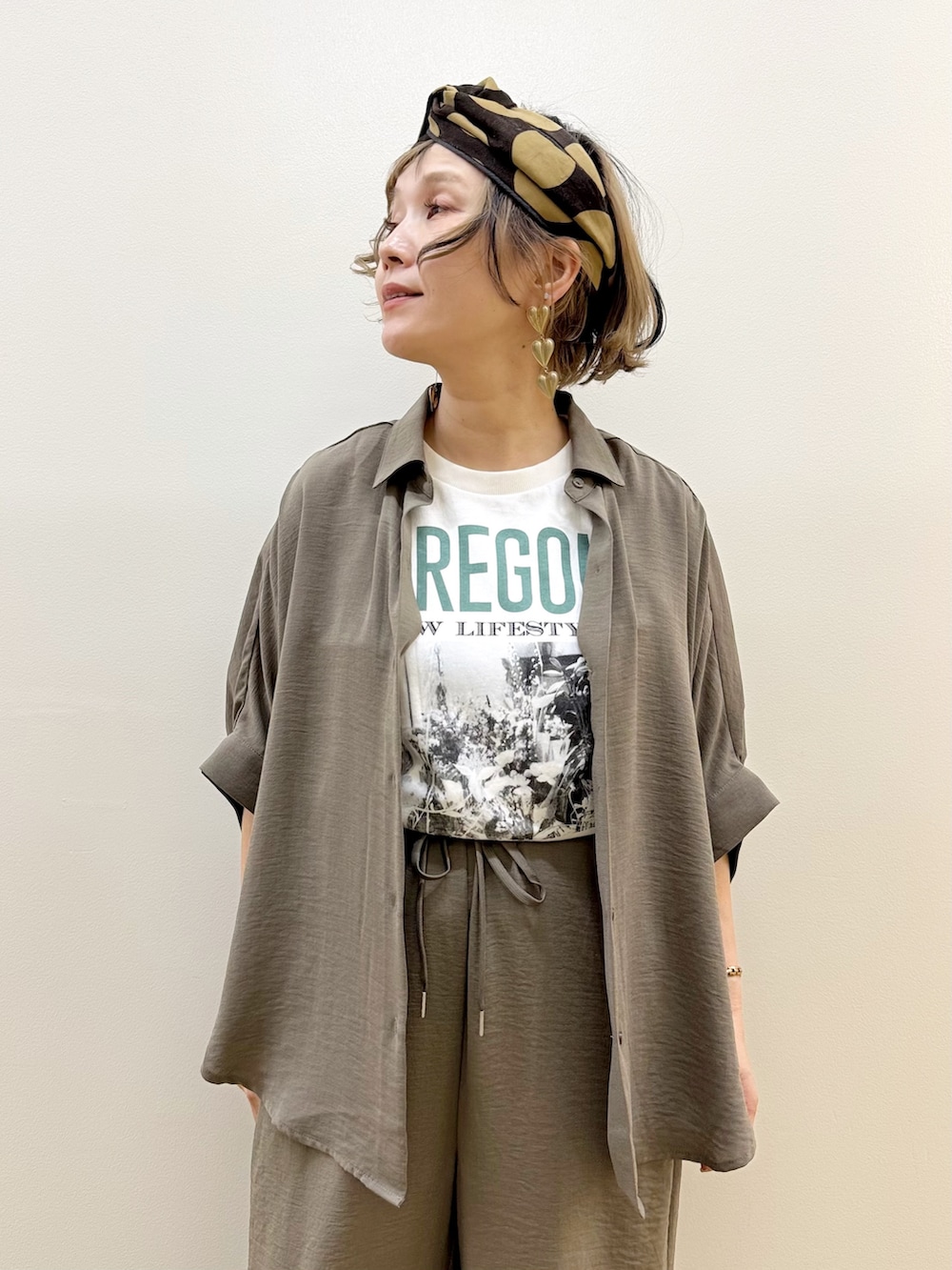 ブラウン系のシャツ/ブラウス、ホワイト系のTシャツ/カットソー、ブラウン系のその他パンツを着用したレディースの夏コーディネートの2枚目の写真