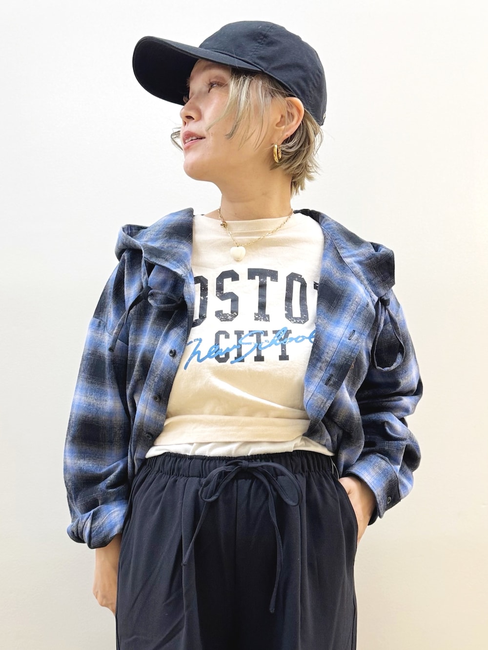 ベージュ系のTシャツ/カットソー、ブルー系のシャツ/ブラウス、ブラック系のショルダーバッグを着用したレディースの秋コーディネートの10枚目の写真