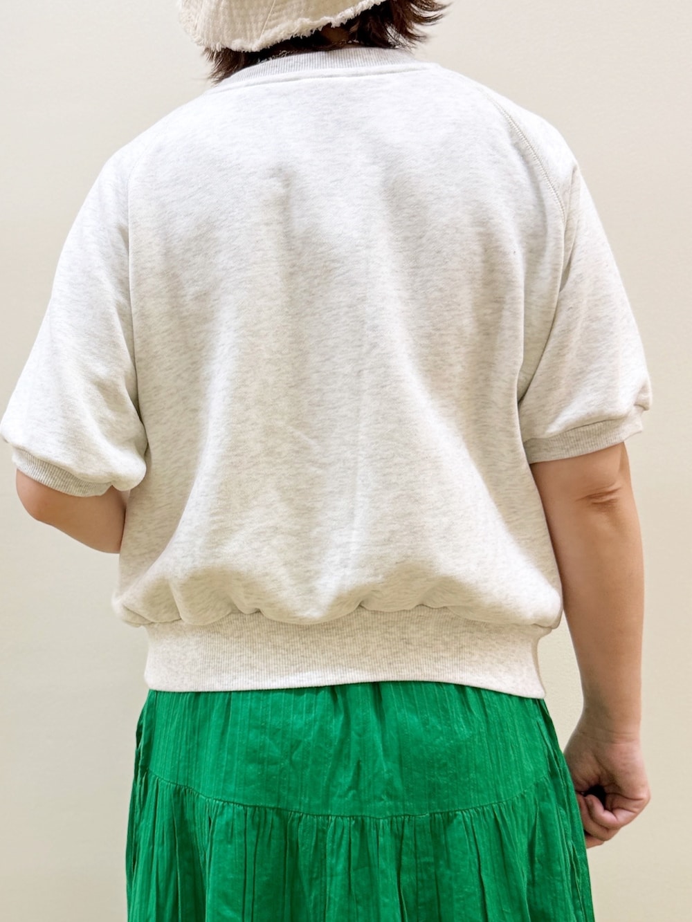 グレー系のシャツ/ブラウス、ホワイト系のトートバッグ、グレー系のスウェットを着用したレディースの春コーディネートの3枚目の写真