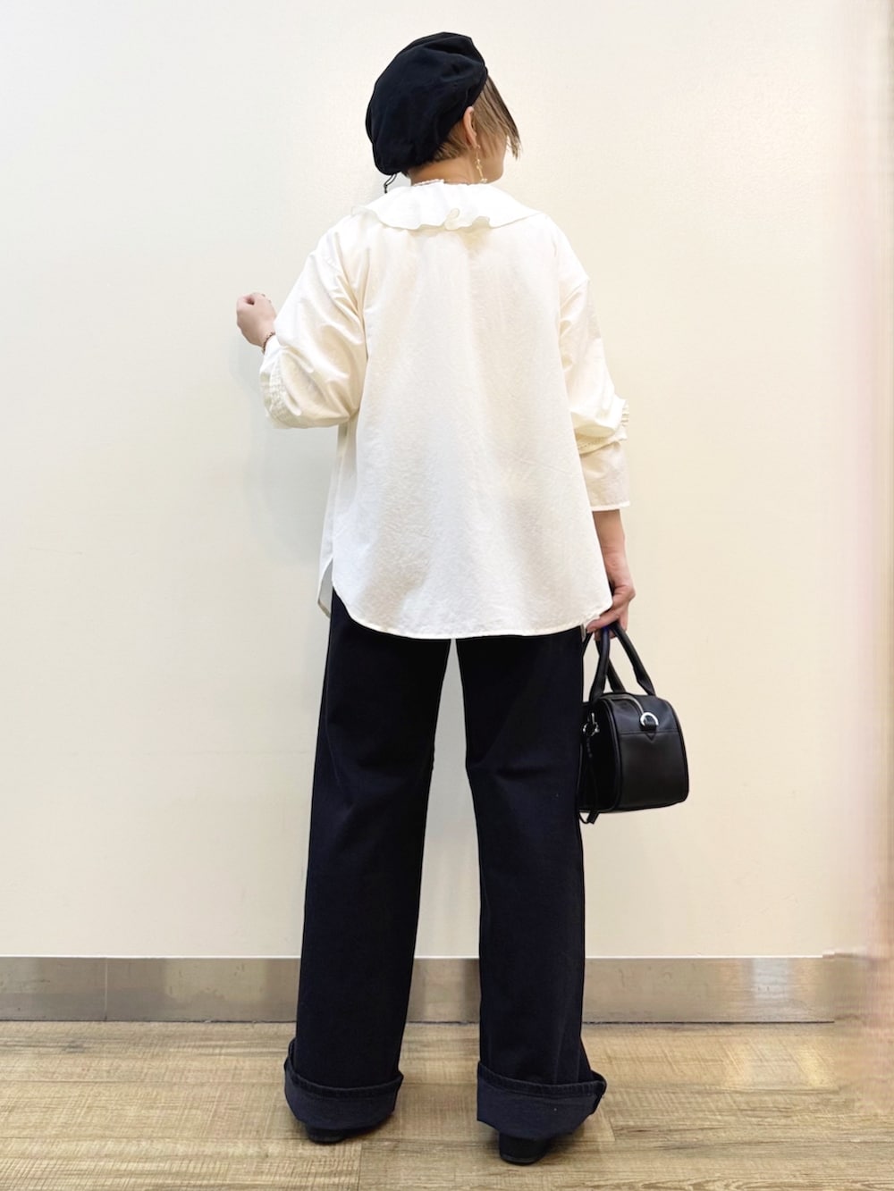 ホワイト系のTシャツ/カットソー、ホワイト系のシャツ/ブラウス、ブラック系のデニムパンツを着用したレディースの冬コーディネートの4枚目の写真