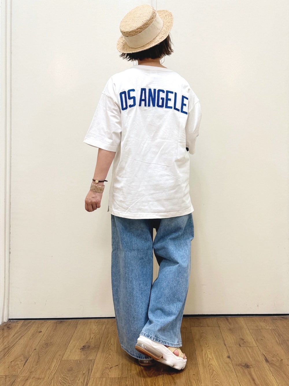 ホワイト系のTシャツ/カットソー、ブルー系のデニムパンツ、ブルー系のシャツ/ブラウスを着用したレディースの春コーディネートの3枚目の写真