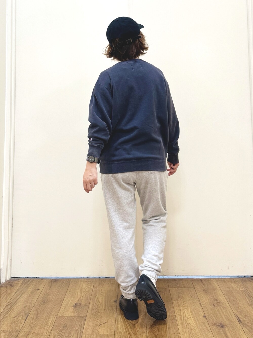 グレー系のスウェットパンツ、ホワイト系のシャツ/ブラウス、ブルー系のスウェットを着用したレディースの秋コーディネートの6枚目の写真