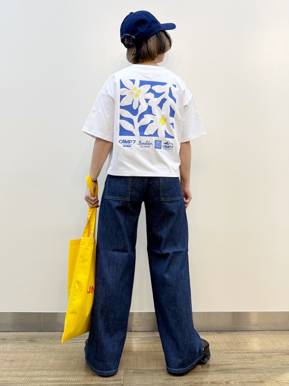 ブルー系のデニムパンツ、ホワイト系のTシャツ/カットソー、ブルー系のキャップを着用したレディースの夏コーディネートの2枚目の写真