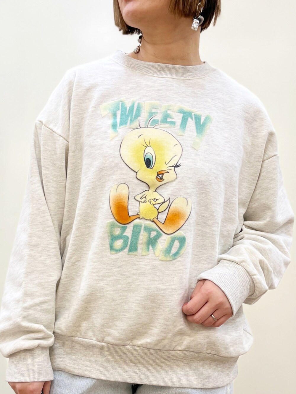 グレー系のスウェット、ブルー系のシャツ/ブラウス、ブルー系のデニムパンツを着用したレディースの春コーディネートの5枚目の写真