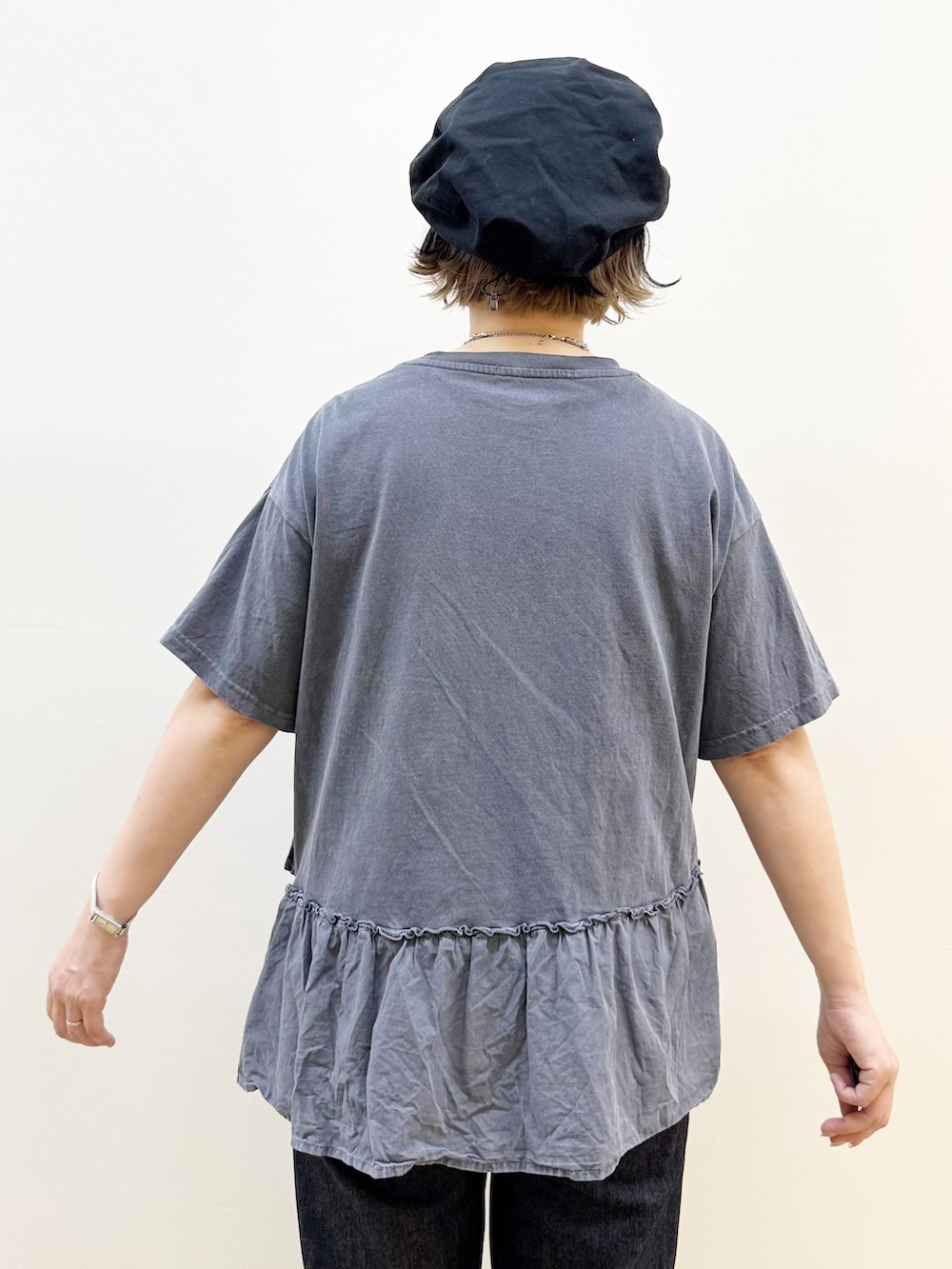 グレー系のTシャツ/カットソー、ホワイト系のスカート、ブラック系のデニムパンツを着用したレディースの春コーディネートの6枚目の写真