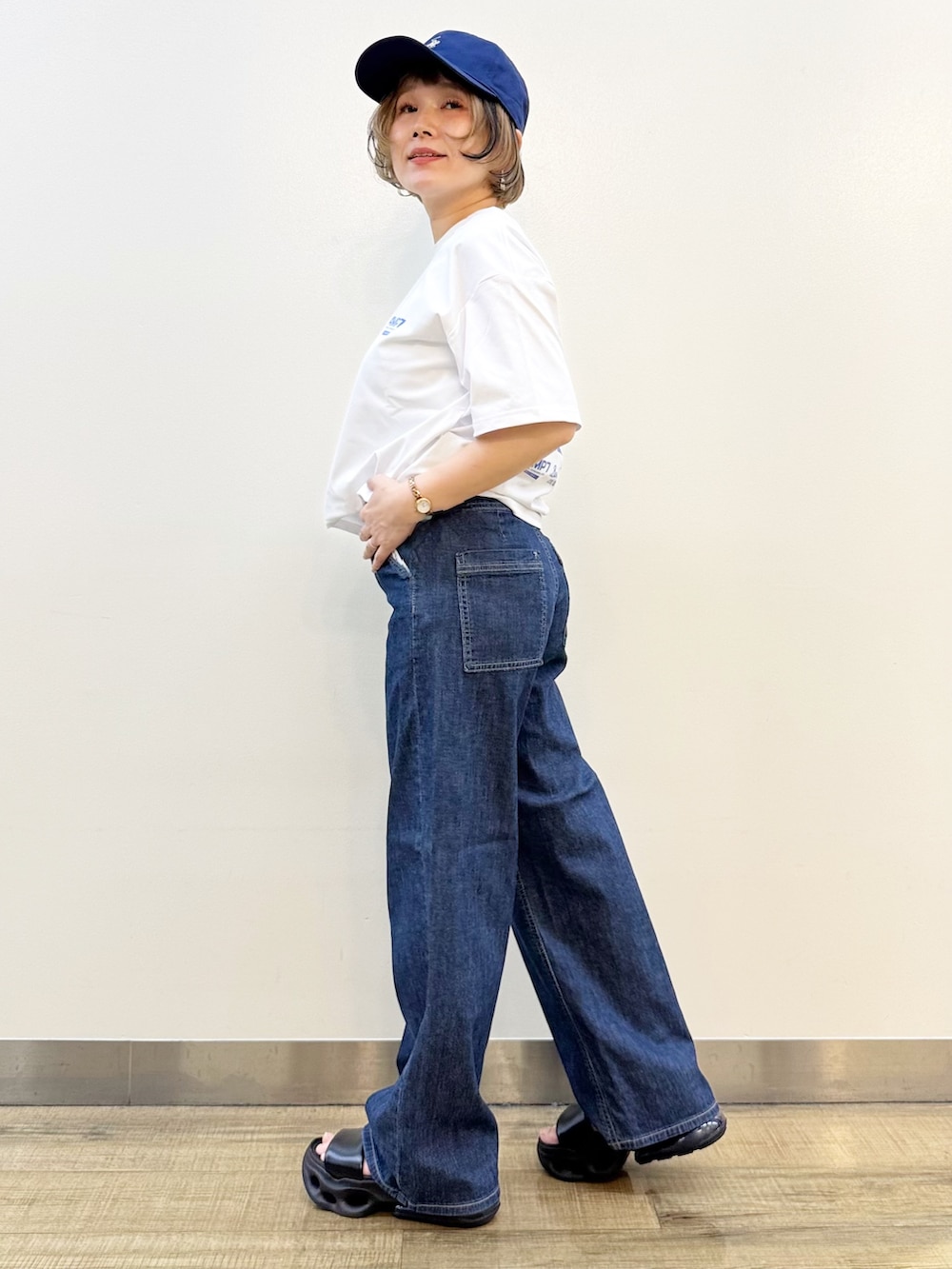 ブルー系のデニムパンツ、ホワイト系のTシャツ/カットソー、ブルー系のキャップを着用したレディースの夏コーディネートの9枚目の写真