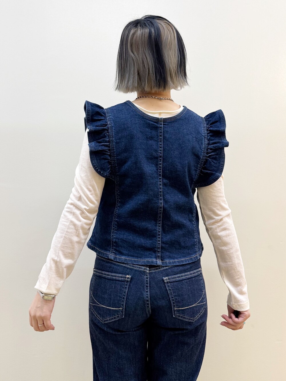 ブルー系のその他トップス、ブルー系のデニムパンツを着用したレディースの春コーディネートの7枚目の写真