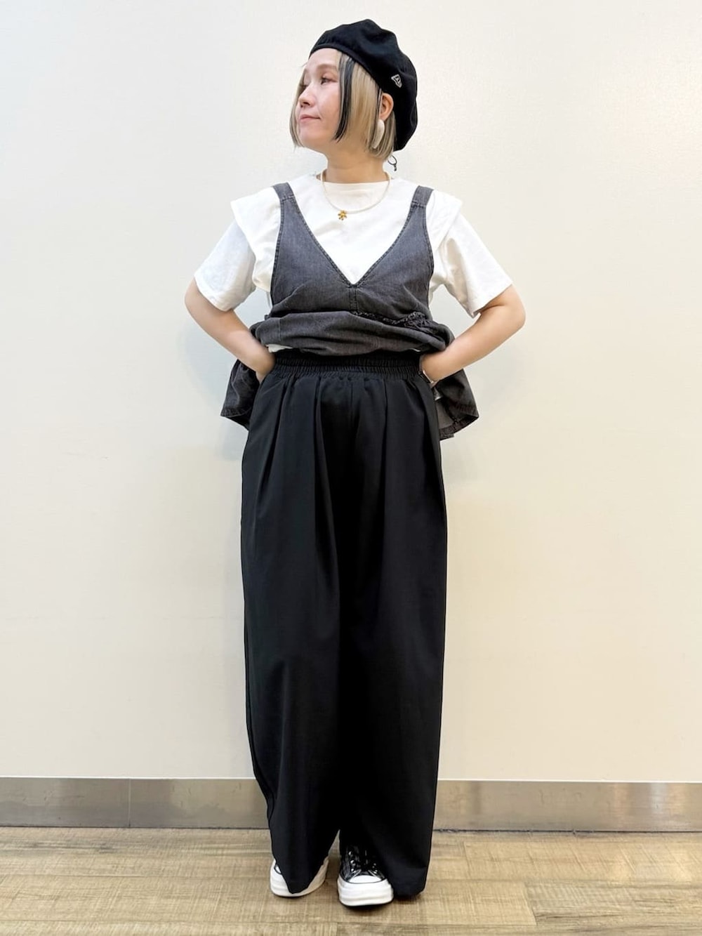 ホワイト系のTシャツ/カットソー、ブラック系のその他パンツを着用したレディースの春コーディネートの9枚目の写真