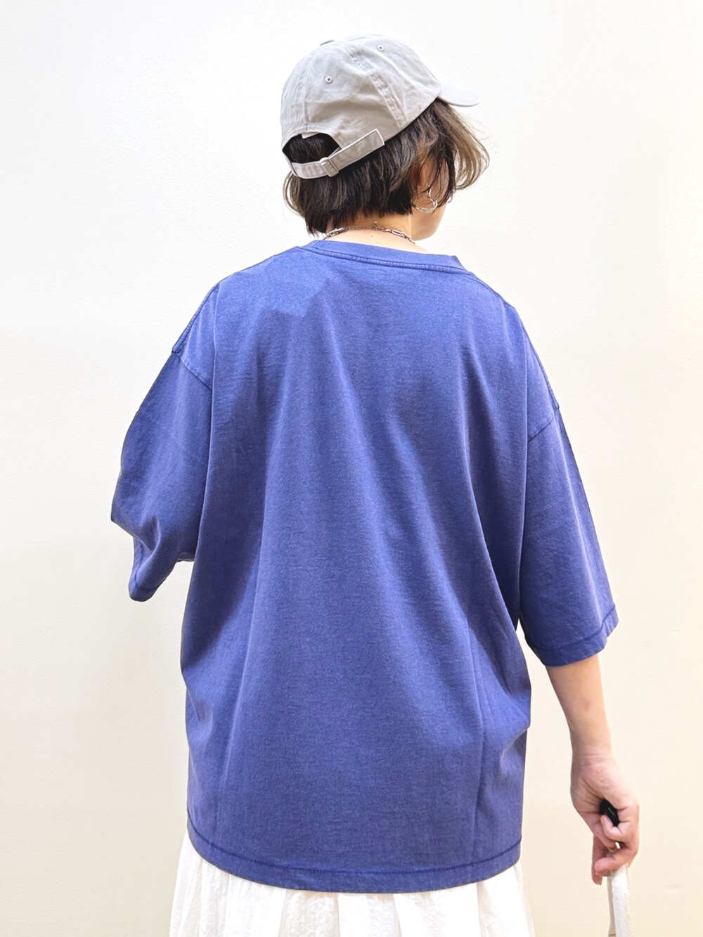 ブルー系のTシャツ/カットソー、ホワイト系のスカート、ホワイト系のショルダーバッグを着用したレディースの夏コーディネートの5枚目の写真