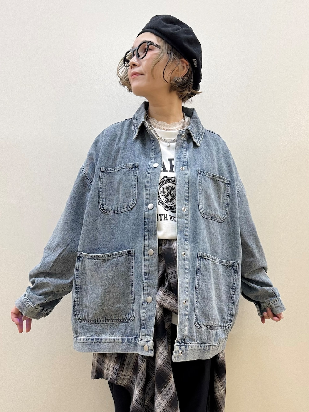 ブルー系のシャツ/ブラウス、ホワイト系のTシャツ/カットソー、ブラック系のその他パンツを着用したレディースの秋コーディネートの4枚目の写真