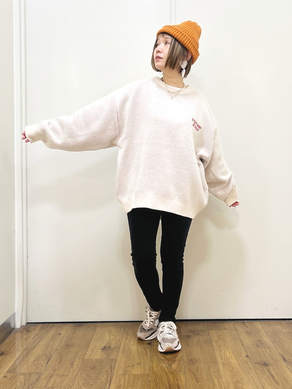 ブラック系のその他パンツ、ホワイト系のニット/セーター、ホワイト系のTシャツ/カットソーを着用したレディースの秋コーディネートの3枚目の写真