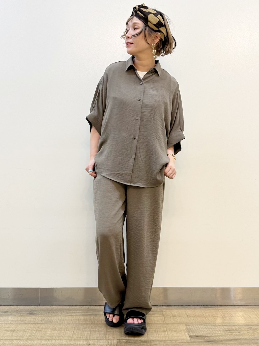 ブラウン系のシャツ/ブラウス、ホワイト系のTシャツ/カットソー、ブラウン系のその他パンツを着用したレディースの夏コーディネートの3枚目の写真