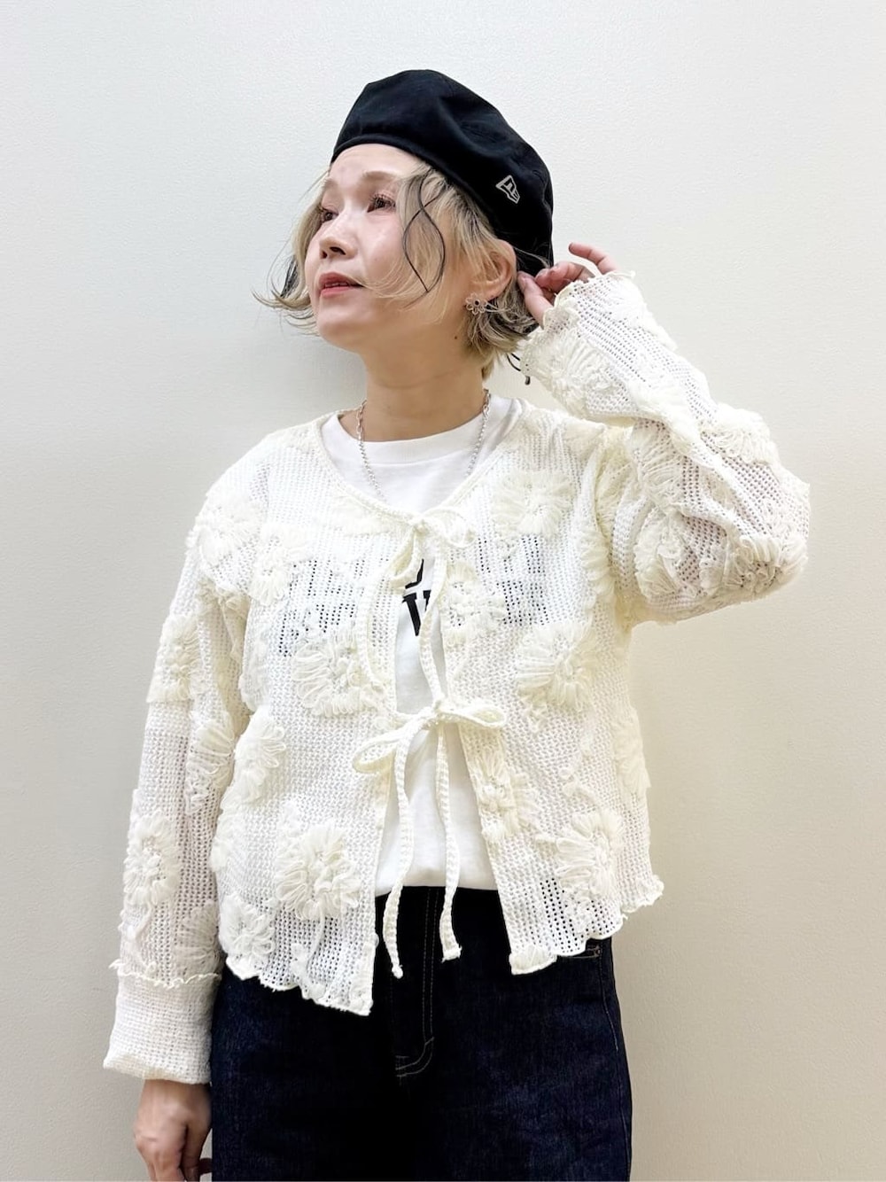 ホワイト系のカーディガン/ボレロ、ホワイト系のTシャツ/カットソー、ブルー系のデニムパンツを着用したレディースの春コーディネートの3枚目の写真