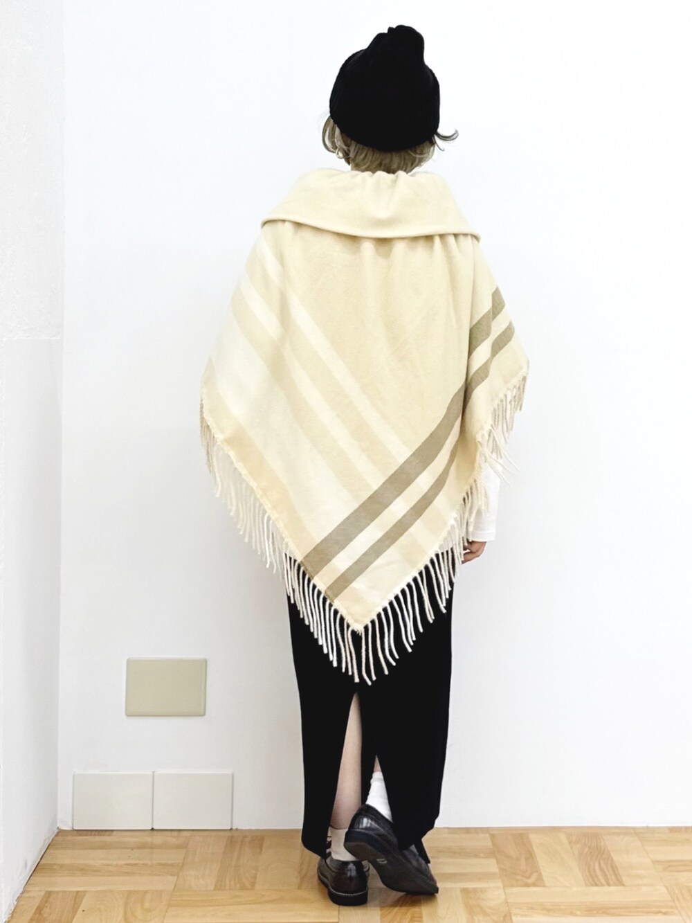 ブラック系のスカート、ホワイト系のTシャツ/カットソー、ブラック系のニットキャップ/ビーニーを着用したレディースの秋コーディネートの5枚目の写真