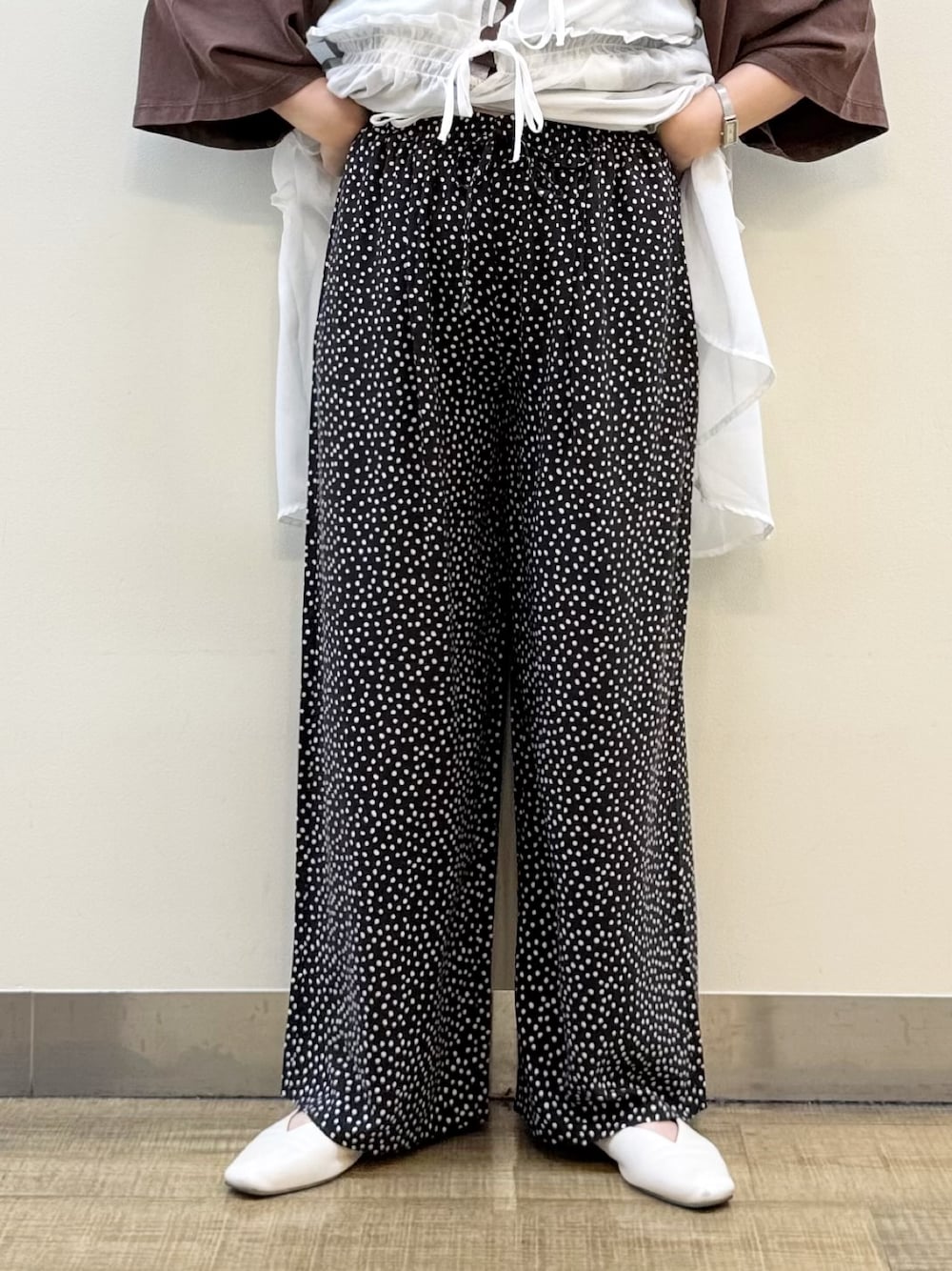 ブラウン系のTシャツ/カットソー、ホワイト系のその他パンツ、ブラック系のショルダーバッグを着用したレディースの夏コーディネートの10枚目の写真
