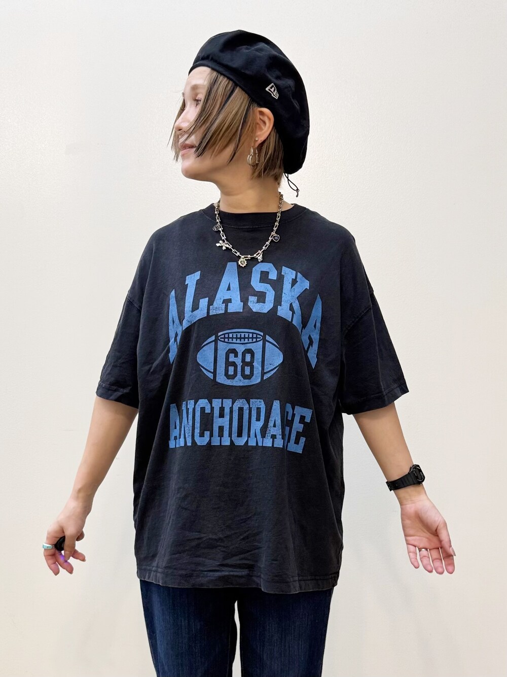 ブラック系のベスト、グレー系のTシャツ/カットソー、ブルー系のデニムパンツを着用したレディースの夏コーディネートの9枚目の写真