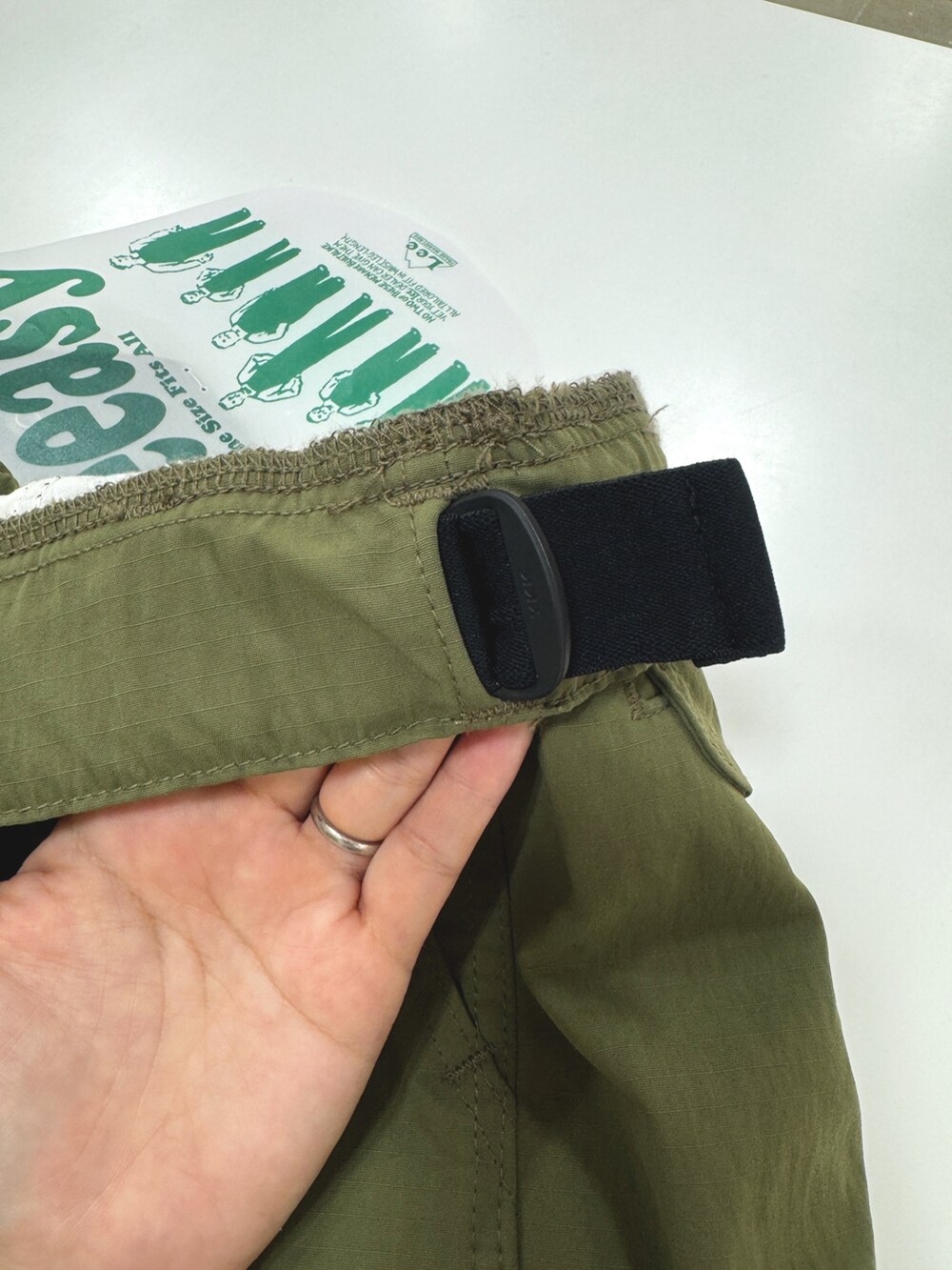 ブラック系のTシャツ/カットソー、ブラック系のバックパック/リュック、ホワイト系のスニーカーを着用したレディースの秋コーディネートの9枚目の写真