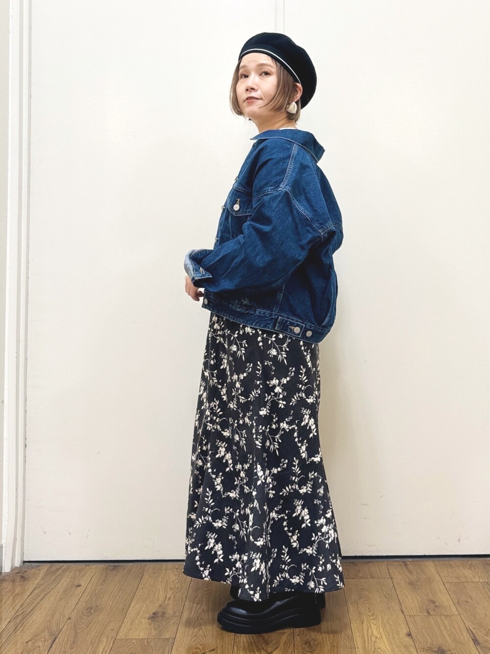 ブルー系のデニムジャケット、ブラック系のスカート、ブラック系のショルダーバッグを着用したレディースの秋コーディネートの8枚目の写真